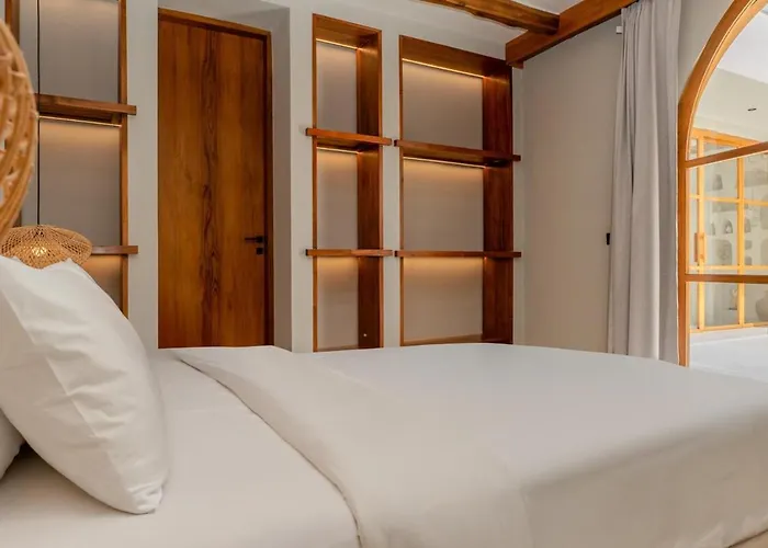 Elegant 3br Designer Villa, Near Villa *
