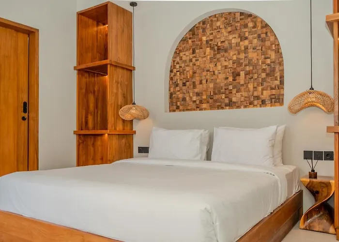 Elegant 3br Designer Villa, Near