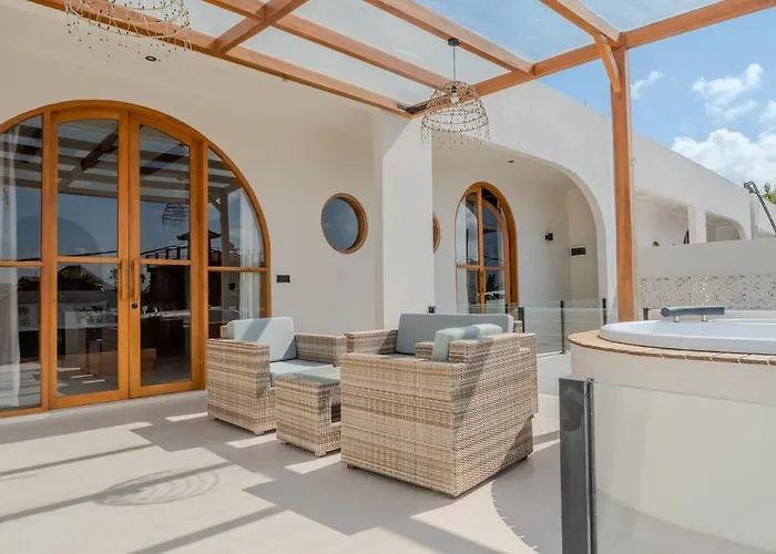 Elegant 3br Designer Villa, Near